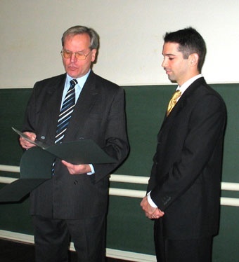 Kurz vor der Urkundenübergabe: Der Preisträger Oscar Lafuente Cerdá (rechts) mit Universitätspräsident Professor Helmut Ruppert (Foto Kühner