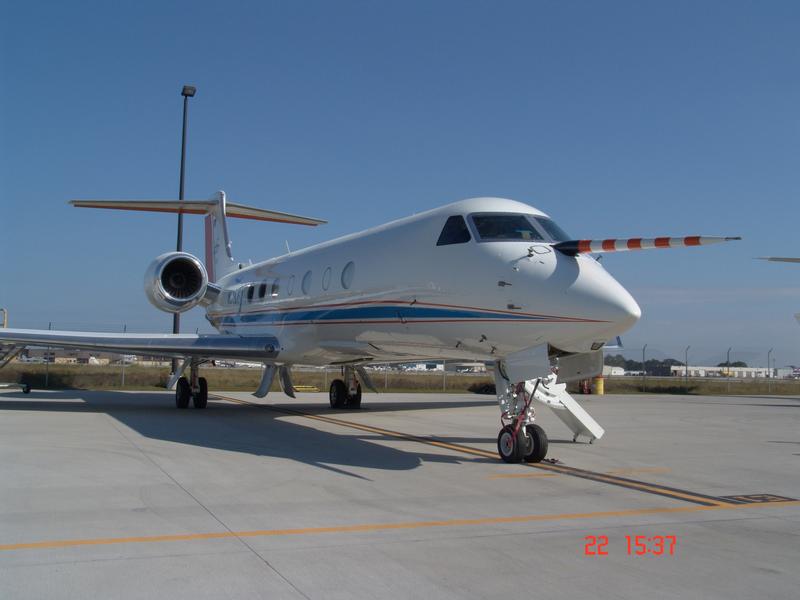 Das HALO - gut zu erkennen, die Messlanze am Bug des Flugzeugs. Nicht zu erkennen, aber vorhanden, die Befestigungen für verschiedene Messgeräte, die für die Kampagnen unterhalb des Rumpfes und der Flügel hängen werden.