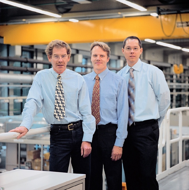 Die Preisträger Dr. Konrad Wissenbach, Dr. Wilhelm Meiners und Dr. Christoph Over (von links) können aus Metallpulvern Teile mit nahezu beliebigen Geometrien erzeugen. © Fraunhofer
