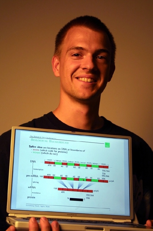 Preisträger Sören Sonnenburg nutzt Computeralgorithmen, um Spleißstellen genannte Übergänge im Erbgut aufzufinden. Auf dem Monitor ist die Übersetzung bis zum Protein dargestellt. © Fraunhofer FIRST