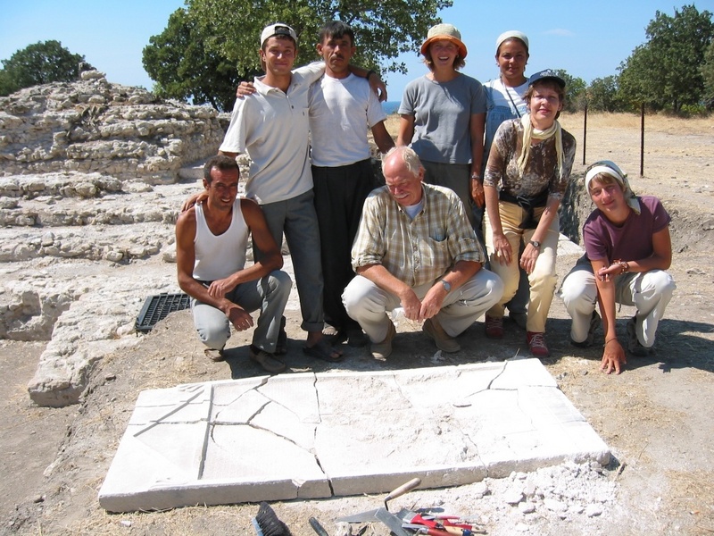 Prof. Dr. Elmar Schwertheim (vorne in der Mitte) und sein Team freuen sich über die entdeckte Inschrift.