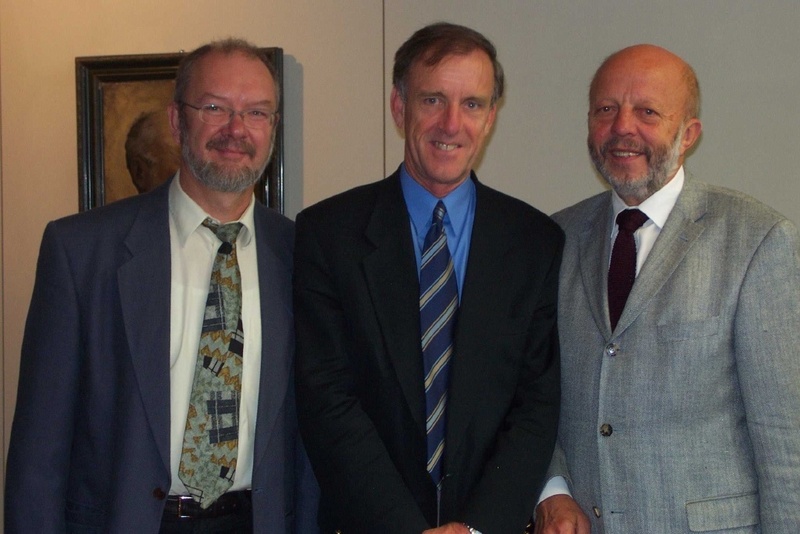 Prof. Dr. Gerhard Schulz, Dekan Dr. Ian Jones und Prof. Dr.-Ing. Dr. h.c. Georg Obieglo, Rektor der Hochschule