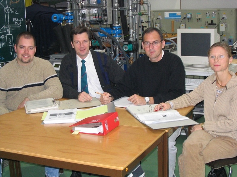 Prof. Dr. Bernd Thomas (2. v. l.) und Mitarbeiter in dem Projekt "Mini-Blockheizkraftwerk