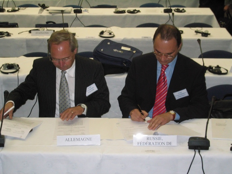 Prof. Ernst O. Göbel und sein russischer Kollege M. Sergey A. Kononogov bei der Vertragsunterzeichnung.