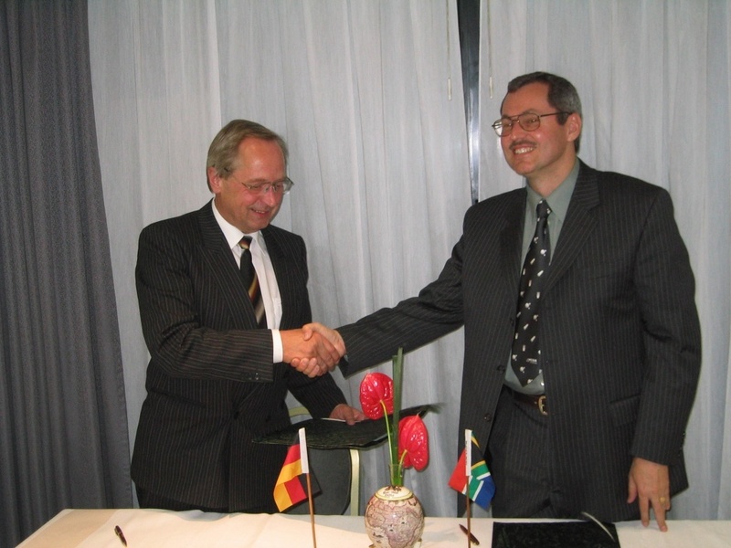 Prof. Ernst O. Göbel und sein südafrikanischer Amtskollege Weynand Low bei der Unterzeichnung des Abkommens.