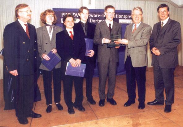Bei der Preisverleihung. V. l.: Siegfried Wenzel (Pro DV), Antje Wendler und Alexander Aulibauer (TU Chemnitz), Michael Steinhoff (Uni Paderborn), Alexander Paul (Uni Oldenburg), Staatssekretär Bickenbach, OB Dr. Langemeyer. Foto: Jürgen A. Appelhans