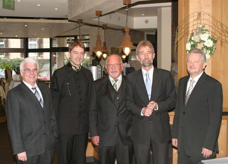 Der scheidende Vizepräsident und sein Nachfolger im Kreis der Geschäftsführung der TFH-Trägergesellschaft DMT-LB: Professor Dr. Alexander Dohmen (Mitte) und Professor Dr. Christoph Dauber (2.v.r.) mit TFH-Präsident und DMT-LB Geschäftsführer Professor Dr. Jürgen Kretschmann (2.v.l.) sowie den beiden weiteren Geschäftsführern Dieter Sehrt (li.) und Bernhard Czapla (re.)