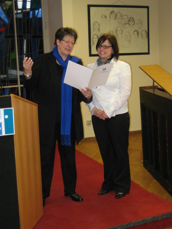 Präsidentin der FH Koblenz, Prof. Ingeborg Henzler (li) überreicht Jahrgangsbesten, Anja Rohs ihre Auszeichnung