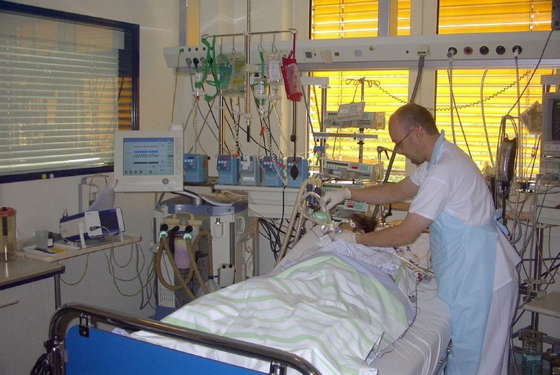Inhalative Sedierung: Patient auf der Intensivstation des St. Josef-Hospitals, Klinikum der RUB