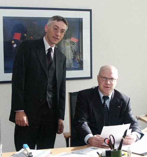 von links: Prof. Dr. Achim Michalke und Präsident Prof. Dr. Wolf-Rüdiger Umbach beim Erhalt der Akkreditierungsurkunde