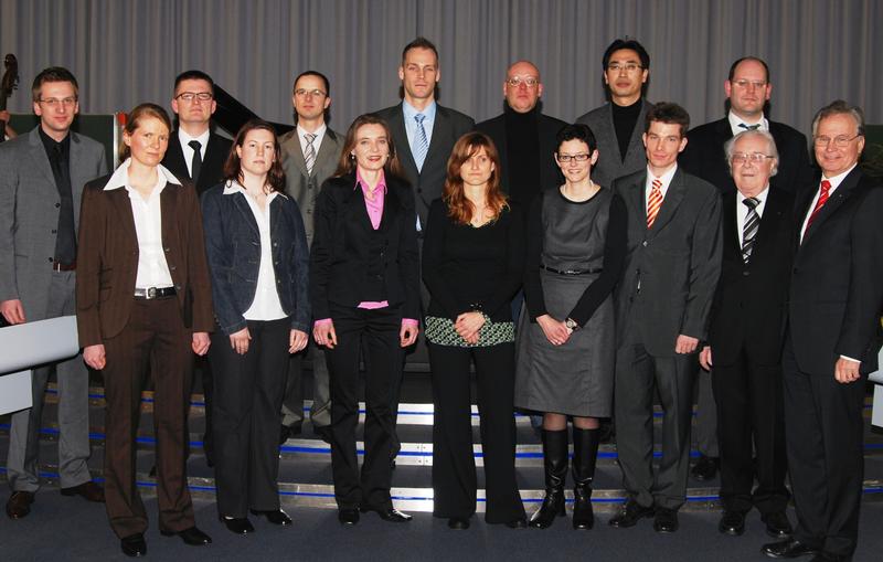 Die Preisträgerinnen und Preisträger des Dissertationspreises 2008. [Vordere Reihe, v.l.n.r.: Dr. Carmen Borggrefe, Dr. Karina Brinkrolf, Dr. Angela Neumeyer-Gromen, Dr. Heike Greschke, Dr. Nicole Wellensiek, Dr. Jan Regtmeier, Prof. Dr. Helmut Steiner (WLUG-Geschäfts-führer), Ortwin Goldbeck (WLUG-Vorsitzender). ||  Hintere Reihe, v.l.n.r.: Dr. Christian Huck, Dr. Andreas Scholze, Dr. Stefan Eißler, Dr. Marc Wingens, Dr. Oliver Müller, Dr. Duck-Geun Yoo, Dr. Cornelis Menke.]