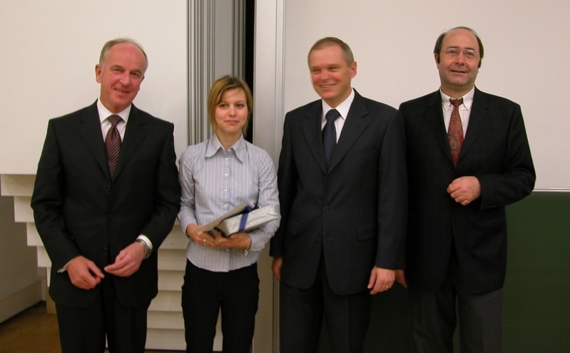 Evgenia Motz mit Prof. Dr. Uwe Schlegel (links), Bernhard Schreier und Prof. Dr. Wolfgang Faigle (links)