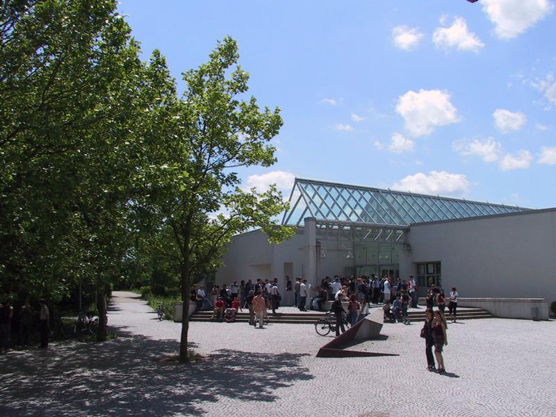 ... ihr Hörsaalzentrum, in dem am 6. März "fast forward" stattfindet.