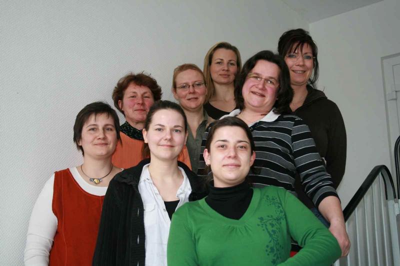 Das Team des Instituts für Epidemiologie und Sozialmedizin ist in Vorpommern unterwegs, um junge Eltern zu ihrem Rauchverhalten zu befragen (v. li. untere Reihe Dr. Sabina Ulbricht, Claudia Kühn, Diana Klinger, Mitte: Elke Bandelin, Kornelia Bruss, Angelika Beyer, Oben Christine Fehlhaber, Monika Jaekel). 