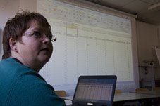 Die Besprechung der Masterarbeiten steht heute auf dem Stundenplan: Monika Strohschein, Schulleiterin der Elisabeth Akademie in Neuss, setzt das Gelernte direkt um. 