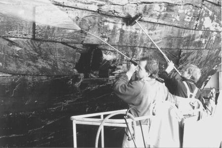 Für die Reinigung der Hanse-Kogge hat sich die Gelenk-Hebe-Bühne als unverzichtbares Hilfsmittel erwiesen. Die Männer kommen auch an die entfernteste Ecke heran, ohne einen Fuß auf den glatten Schiffsboden setzen zu müssen.