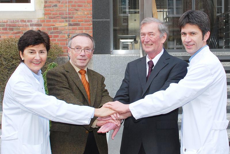 Hubert Teigel (2.v.l.) und Anton Berghoff leben seit fast 30 Jahren mit ihren transplantierten Nieren. Speziell im Bereich der Nachsorge habe sich für die Patienten in den letzten Jahrzehnten enorm viel verbessert, betonen Privat-Dozentin Dr. Barbara Suwelack (links) und Privat-Dozent Dr. Heiner Wolters (rechts).