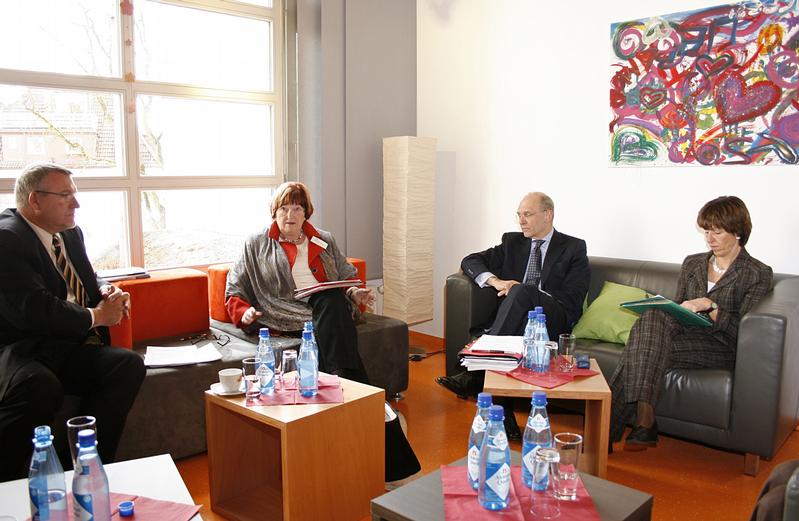 Prof. Jörg M. Fegert, Regina Schmidt Zadel, Dr. Klaus Theo Schröder und Dr. Monika Stolz (von links) während der Pressekonferenz.