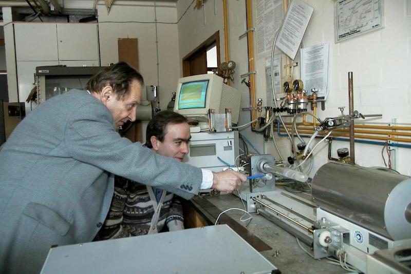 Professor Dr. Pavel Lukac (links) und Dr. Frantisek Chmelik diskutieren die Versuchsergebnisse.