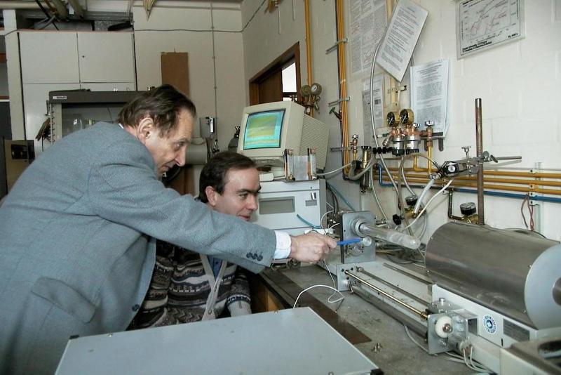 Professor Dr. Pavel Lukac (links) und Dr. Frantisek Chmelik diskutieren die Versuchsergebnisse.