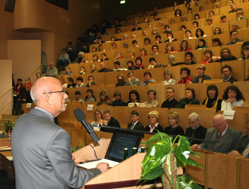 Prof. Dr. Fritjof Reinhardt bei der Moderation des wissenschaftlichen Programms. 