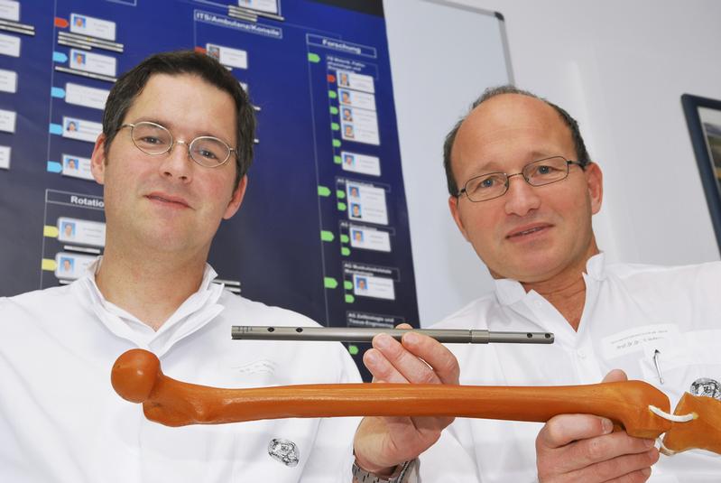 PD Dr. Thomas Mückley (links) und Prof. Dr. Dr. Gunther Hofmann (rechts) präsentieren den Marknagel.