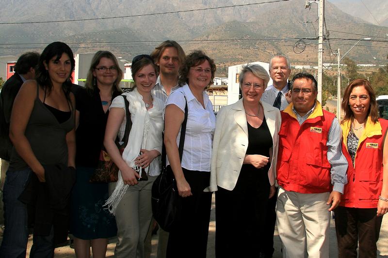 Die Bundesministerin für Forschung und Bildung Annette Schavan besuchte am 9. März 2009 Wissenschaftler und Doktoranden des Helmholtz-Initiative "Risk Habitat Megacity", um sich ein Bild von der dynamischen Entwicklung Santiago de Chiles zu machen. 