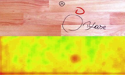 Unter der Oberfläche des Laminatbodens befindet sich ein Haftungsfehler, der im Thermografiebild (unten) deutlich zu erkennen ist.