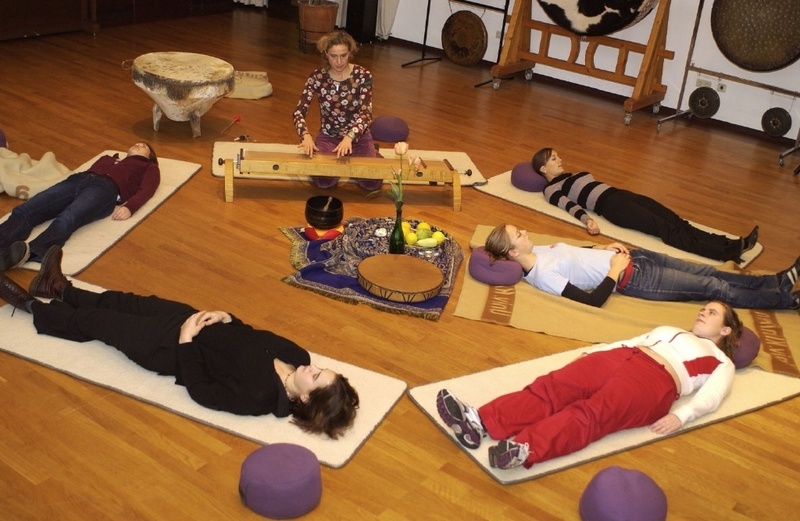 Tiefenentspannung mit dem "Monochord": Musiktherapie trägt dazu bei, das Einfühlungsvermögen für den Umgang mit Sterbenden zu steigern. / Foto: Medienzentrum des Universitätsklinikums Heidelberg.