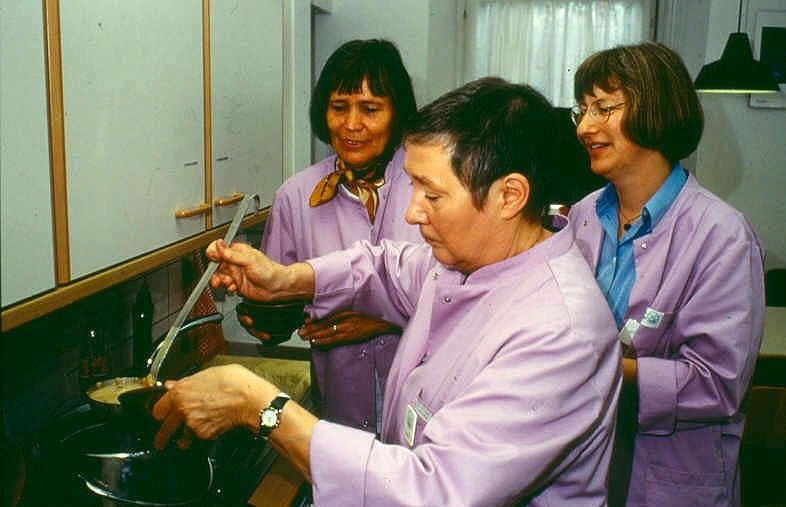 "Lila Damen" beim Zubereiten der Zwischenmahlzeiten für Patientinnen in der onkologischen Ambulanz der Frauenklinik. / Foto: Manfred Liedtke, Fotoabteilung an der Universitäts-Frauenklinik Heidelberg.