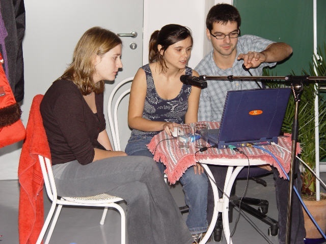Studierende aus Spanien führen Tele-Robotik vor.