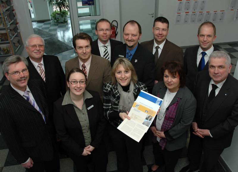 Gemeinsam mit zehn Kooperationbanken hat die Fachhochschule des Mittelstands (FHM) im vergangenen Jahr einen dualen Studiengang Bachelor of Arts (B.A.) Banking & Finance entwickelt, der künftig in Bielefeld angeboten werden soll: (1. Reihe, v.l.n.r.) Manfred Rüter (Volksbank Bad Oeynhausen-Herford eG), Cornelia Hoffmann (Volksbank Gütersloh eG), Anna Beise (FHM), Sabine Sygulla (Volksbank Halle/Westf. eG), Prof. Dr. Gerhard Klippstein (Rektor der FHM) sowie (2. Reihe v.l.n.r.) Hans-Wilhelm Meier (Volksbank Büren und Salzkotten eG), Christian Keller (Volksbank Bad Salzuflen eG), Michael Harenbrock (Volksbank Paderborn-Höxter-Detmold eG), Thomas Goeke (Volksbank Bad Driburg-Brakel-Steinheim eG), Olaf Kleinekathöfer (Bielefelder Volksbank eG) und Karsten Glied (FHM).