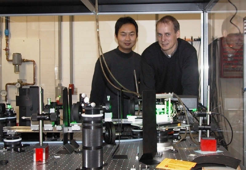 Dr. Feng Chen führt mit Prof. Dr. Detlef Kip Grundlagenexperimente zur Entwicklung rein optischer Schalter durch.