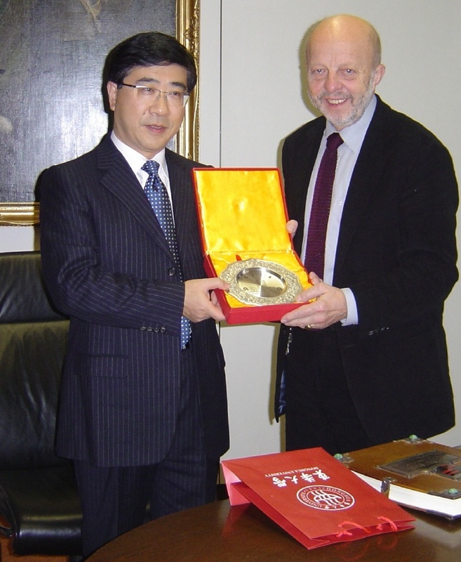 Prof. Xu Mingzhi, Präsident der Donghua University, und Prof. Dr. Georg Obieglo, Rektor der Hochschule Reutlingen, bei der Begrüßung im Rektorat