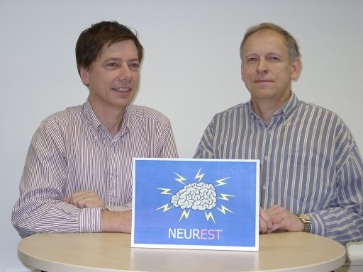 NEUREST und was sich dahinter verbirgt. Reinhard Jahn und Joachim Bormann präsentieren das Logo des neuen Doktorandenausbildungszentrums.  (Quelle: MPIbpc)