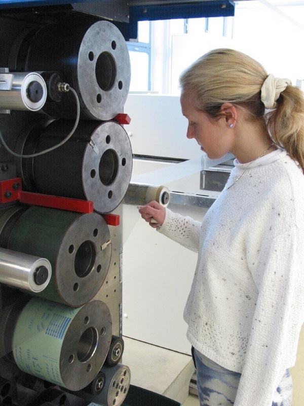 Nicole Sylflow kontrolliert an einer Rollendruckmaschine im Labor des Institutes für Print- und Medientechnik der TU Chemnitz die Druckqualität der Polymer-Transistoren. Foto: Mario Steinebach