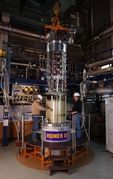In der Testeinrichtung HOMER II werden im Forschungszentrum Karlsruhe Experimente an technischen Supraleitern für neue supraleitende Höchstfeldmagnete durchgeführt.
