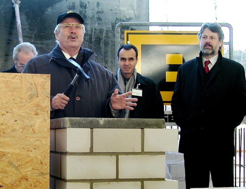 Glückwünsche für den Bau vom Vorsitzenden des Aufsichtsrats im Hahn-Meitner-Instiut Dr. Hermann-Friedrich Wagner (Bundesministerium für Bildung und Forschung); rechts der Architekt Bernd Tibes