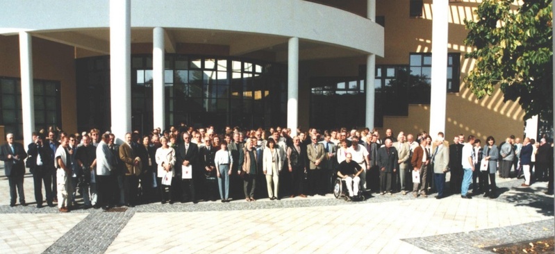 Teilnehmer des 2. Absolvententreffens der FH Lausitz vom 6.10.2001. Insgesamt waren mehr als 500 Ehemalige der Einladung nach Senftenberg gefolgt.