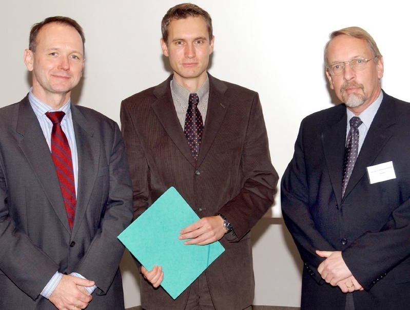 v.l. Prof. Dr. Klaus Rabe, Universität Leiden, Präsident der Gesellschaft für Lungen- und Atmungsforschung, Dr. Gernot Rohde, Preisträger 2003, Prof. Dr. Gerhard Schultze-Werninghaus, Geschäftsführer der Gesellschaft für Lungen- und Atmungsforschung.