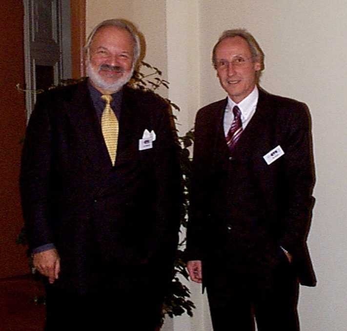 von links:Prof. Dr.-Ing. habil. Egon-Christian von Glasner, Vorsitzender der EVU e.V., Senior Manager Daimler Chrysler, und Rainer de Biasi, Vorsitzender der Geschäftsführung der Gesellschaft für Technische Überwachung GmbH