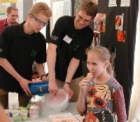 Die Leipziger Chemiker zeigen gern, was die Chemie kann. Hier auf dem Campus 2003 bei der Produktion von Joghurt-Eis