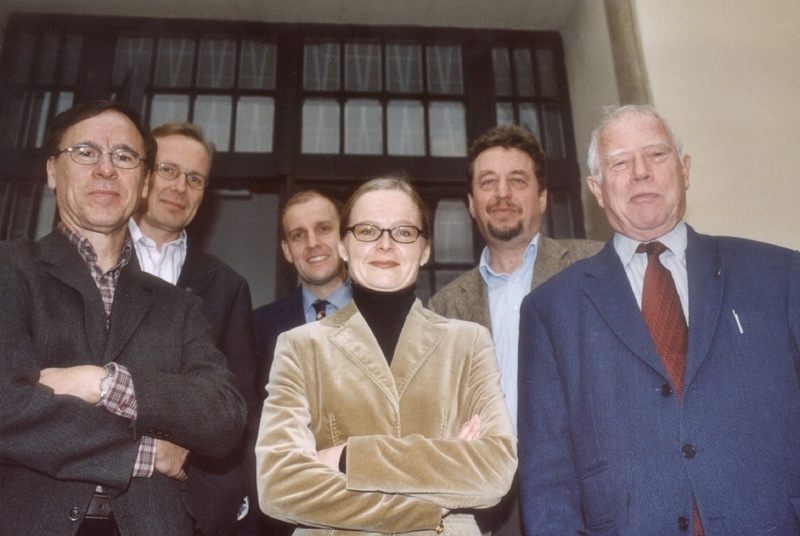 Die neuen Fellows Prof. Dr. Winfried Brugger, Prof. Dr. Christoph Menke, Prof. Dr. Jörg Rüpke, Prof. Dr. Fabienne Peter, Dekan Prof. Dr. Hans-Joas und Prof. Dr. Wolfgang J. Mommsen (v.l.n.r.) vor dem Eingang zum Max-Weber-Kolleg.