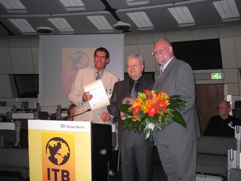Verleihung des VDRJ-Preises 2009 an Prof. Karl Born (Mitte) durch den VDRJ-Vorsitzenden Jürgen Drensek (l.) und Laudator Rolf Nöckel (r.) von der Westdeutschen Zeitung