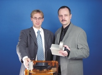 Markus Rochowicz und Ralf Grimme (rechts) wurden für die Entwicklung des "ParticleGuard" mit dem IPA-Innovationspreis 2003 ausgezeichnet © Fraunhofer IPA/Anne Mildner