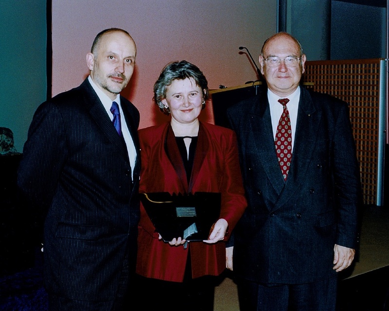 Dr. Bertrand Lavedrine, Centre de Recherches des Documents Graphiques in Paris (links), Dr. Hannelore Römich, Fraunhofer ISC und Dr. Christian Patermann, Forschungsbereich Umwelt und Ökosysteme der Europäischen Union in Brüssel. © Sandra Gerlach