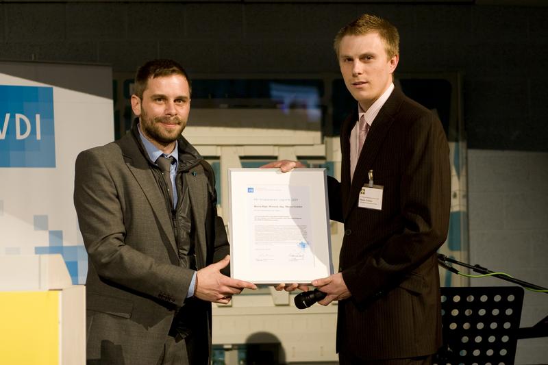 Marco Gräsler, Hella KGaA & Hueck Co. (rechts), erhielt den VDI-Studienpreis aus der Hand von Mathias Thomas, Dr. Thomas + Partner GmbH & Co. KG, Karlsruhe.