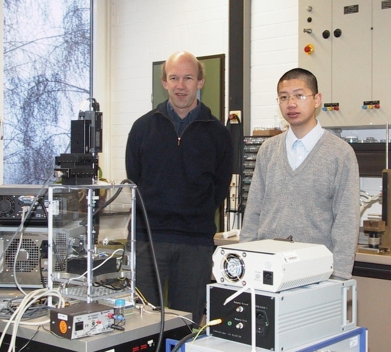 Dr. Binyang Du und Prof. Dr. Diethelm Johannsmann im Labor.