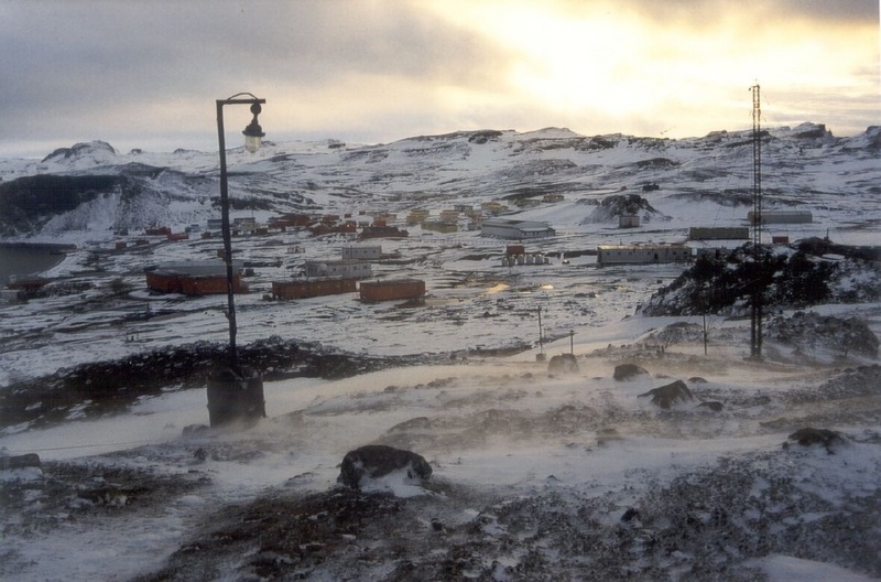 Mehr als eine Hütte im ewigen Eis: Permanente Antarktis-Stationen (hier die russische und chilenische Station) haben manchmal Dorfgröße und beeinflussen dadurch Flora und Fauna. (Foto: Peter/FSU)