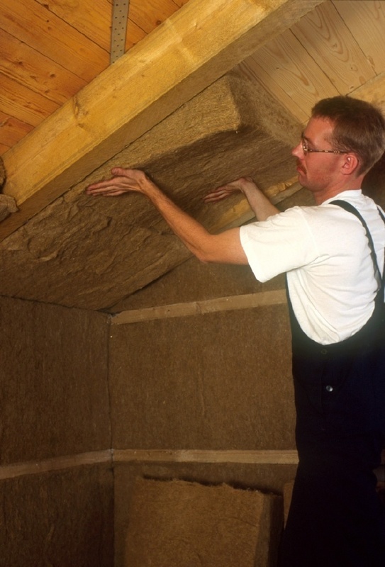 Wärmedämmende Matten aus Flachs beim Einbau. © agenda / Michael Kottmeier